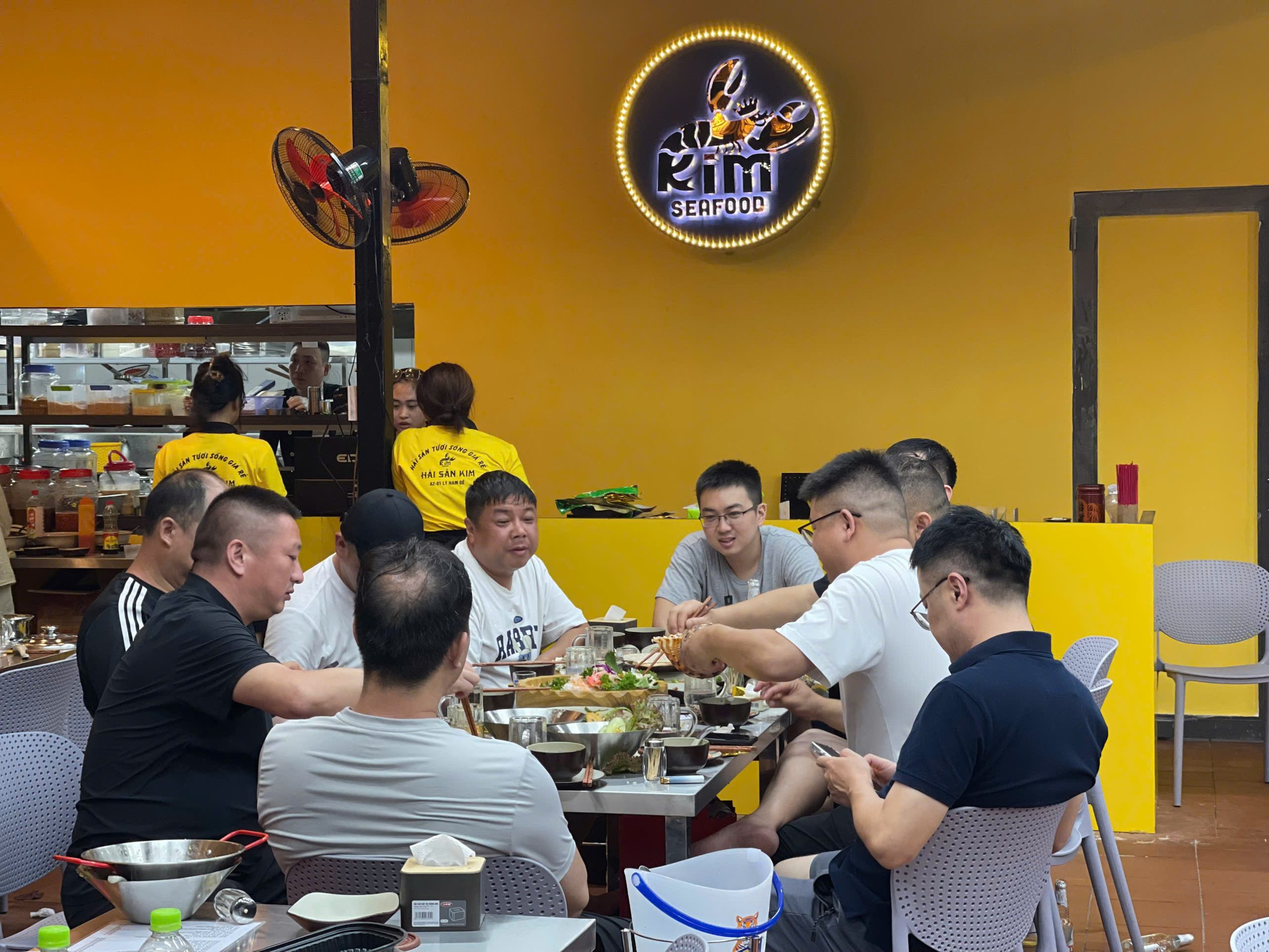 새로 개장한 레스토랑에서 해산물 애호가들을 위한 해산물 천국으로 – 김씨 해산물